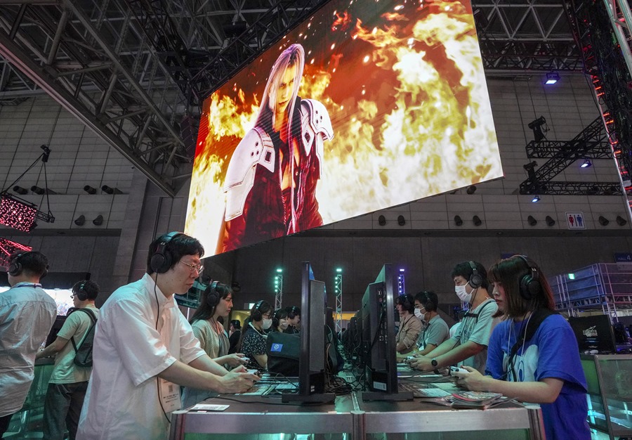 Varios jugadores prueban el juego de rol 'Final Fantasy VII Rebirth' producido por Square Enix, en el Tokyo Game Show. EFE/EPA/KIMIMASA MAYAMA